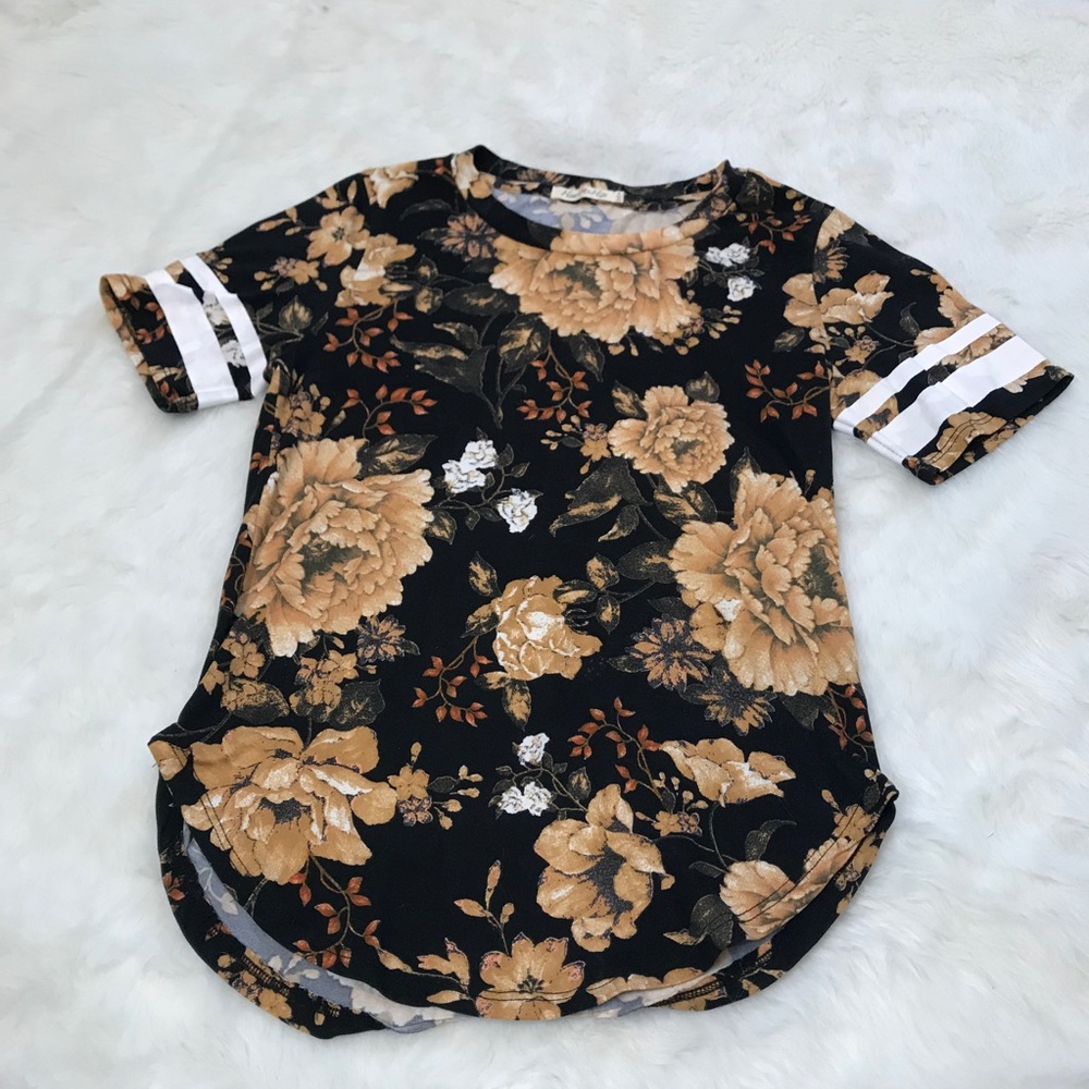 Light orange and light yellow floral pattern